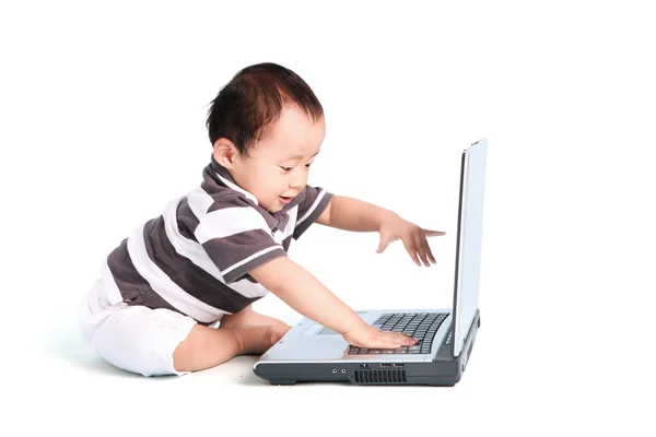 可爱的宝宝和笔记本电脑 — 图库照片