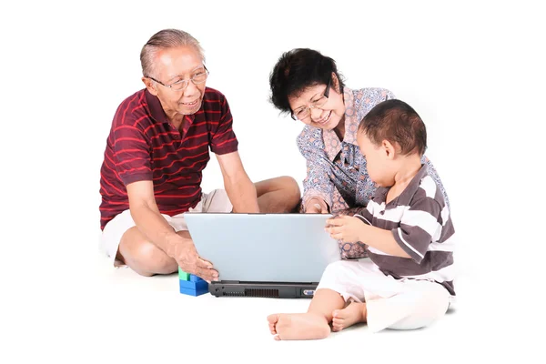 Family using laptop in studio — Stock Photo, Image