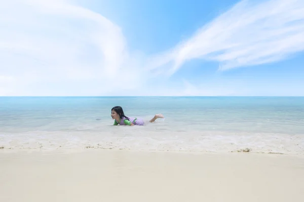 Menina feliz brincando na praia tropical — Fotografia de Stock