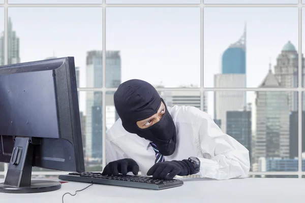 Ladrón vigilante robando información —  Fotos de Stock