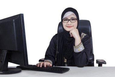 Kameraya gülümseyen güzel Arap işçi