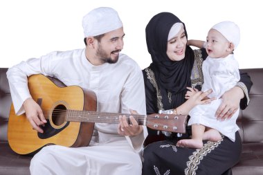 Neşeli Arapça aile gitar çalmak