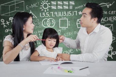 Ebeveynler çocuklarının öğretim sırasında savunarak