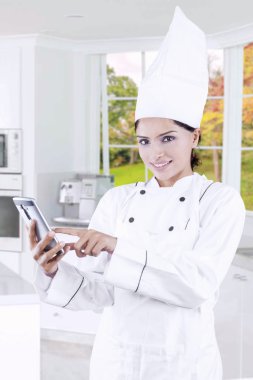 Mutfakta cep telefonu ile güzel şef