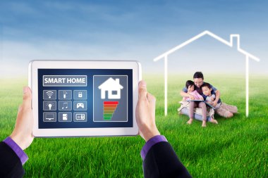 Akıllı ev denetleyicisi uygulamalarla tablet