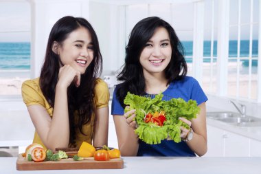 Taze salata gösterilen iki genç kadın