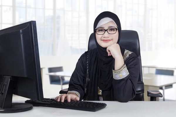 Mujer árabe de negocios se sienta en el lugar de trabajo —  Fotos de Stock