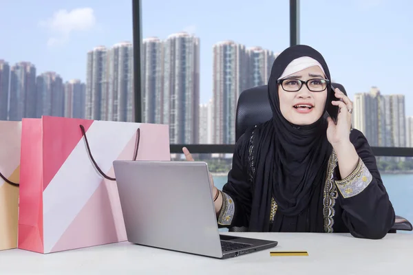 Mulher árabe com raiva depois de fazer compras on-line — Fotografia de Stock