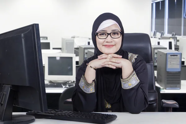 Mulher de negócios árabe vestindo véu no escritório — Fotografia de Stock
