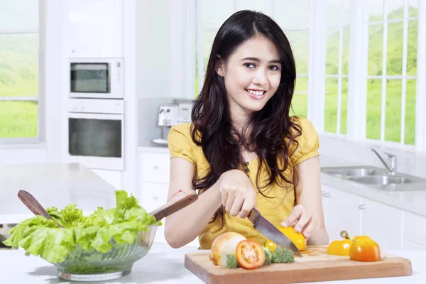 Beautiful young model makes salad — Stock Photo, Image