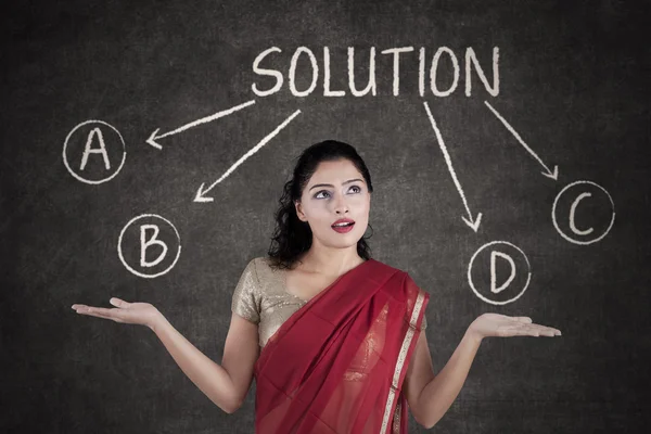 Confused Indian woman to choose a solution — Stock Photo, Image