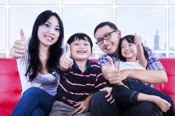 Familia feliz dar pulgares en el apartamento —  Fotos de Stock