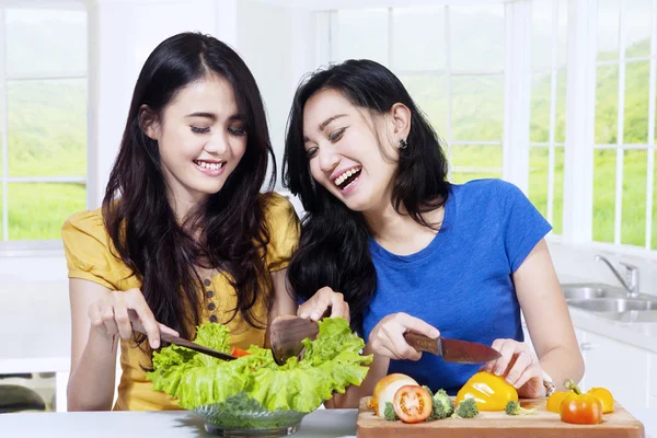 Mujeres sanas haciendo ensalada — Foto de Stock