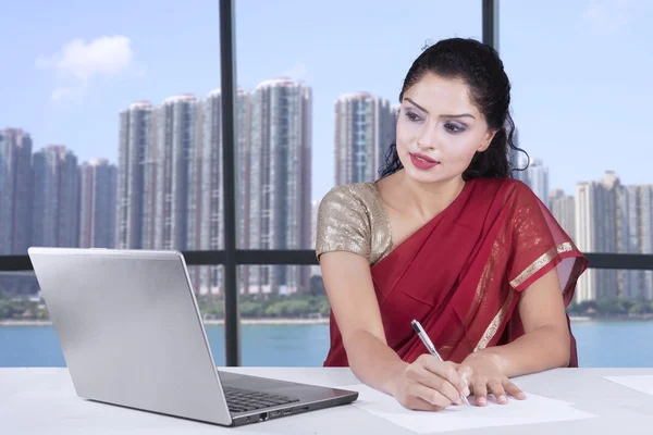 Mujer de negocios india con sari en la oficina — Foto de Stock