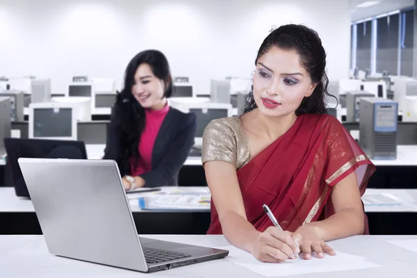 Donna indiana e il suo partner di lavoro in ufficio — Foto Stock