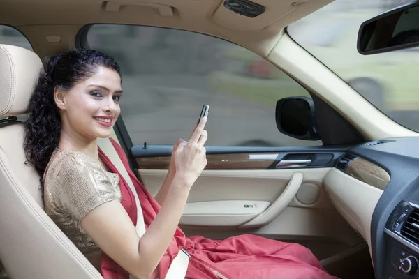 Mujer india sentada en el coche — Foto de Stock