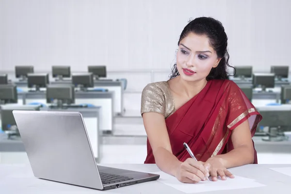 Trabajador indio que usa ropa de sari en la oficina —  Fotos de Stock