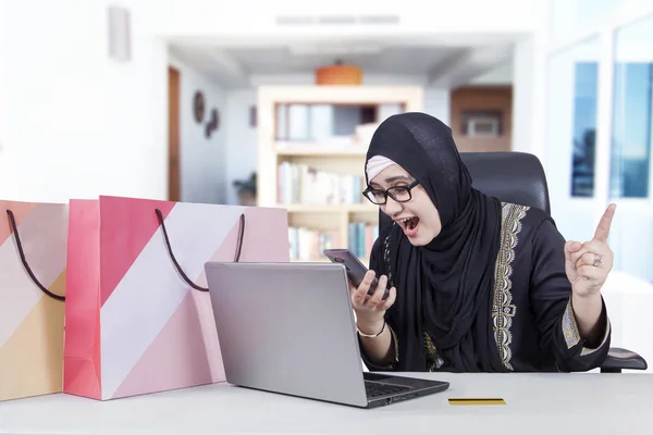 穆斯林女人生气后在线购物 — 图库照片
