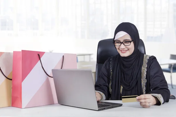 Mulher árabe bonita compras online — Fotografia de Stock