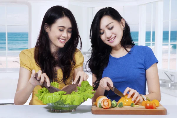 Pretty Asian women cooking salad — Stock Photo, Image