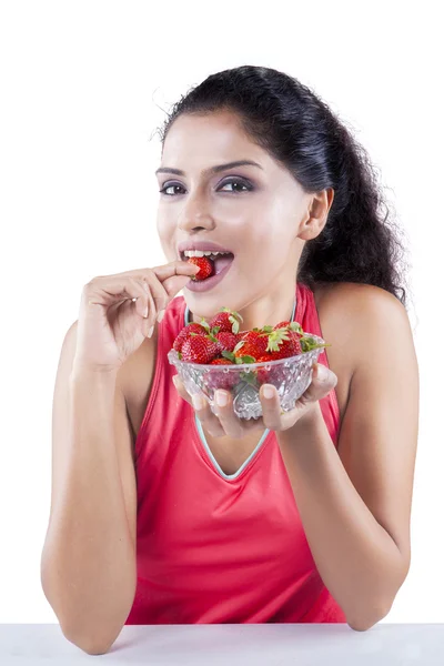 Pretty indian woman eats strawberries — Stock Photo, Image