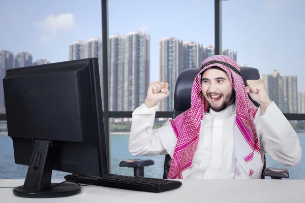 Un homme d'affaires arabe prospère en fonction — Photo