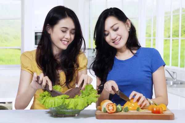 Duas mulheres fazendo comida saudável — Fotografia de Stock