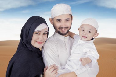 Arap Müslüman aile kameraya gülümseyen