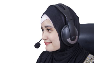 Müslüman kadın operatör yakın çekim