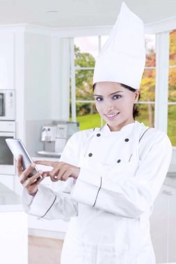 Şef cep telefonu mutfakta kullanır.