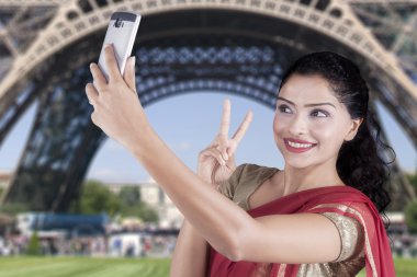 Hintli kadın selfie Eyfel Kulesi'ne alır.