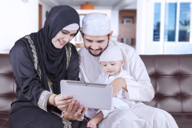 Orta Doğu aile evde tablet kullanma