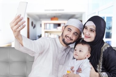 Arap aile evde selfie fotoğraf çekme
