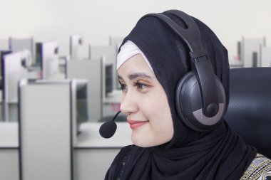 Kadın hattı operatörü ile kulaklıklar