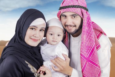 Orta Doğu aile kameraya gülümseyen