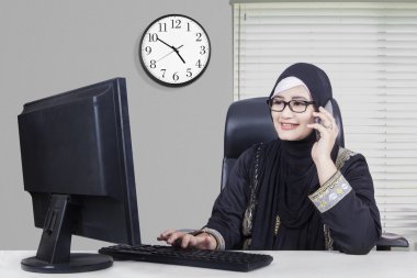 Ofiste çalışan Arap iş kadını