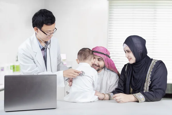 Famille du Moyen-Orient et son enfant chez le médecin — Photo