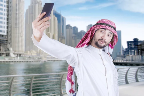 Arabian man tar självporträtt — Stockfoto