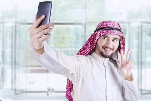 Travailleur arabe prenant selfie dans le bureau — Photo