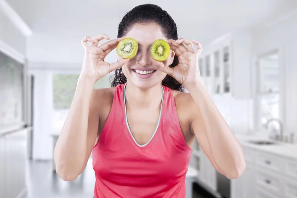 Gezonde model bezit segmenten van kiwi fruit — Stockfoto
