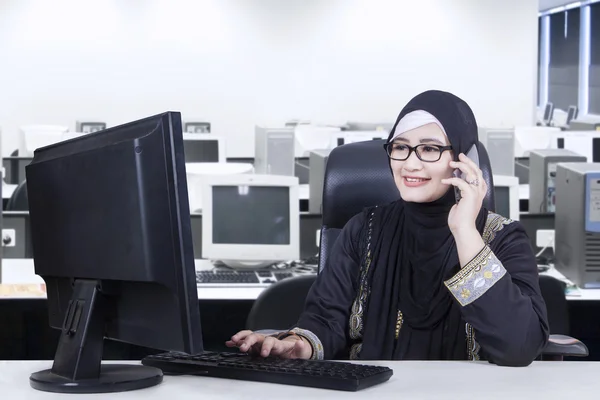 Trabajador árabe hablando por teléfono móvil — Foto de Stock