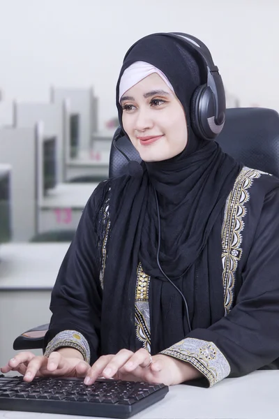 Arabischer Operator arbeitet im Büro — Stockfoto