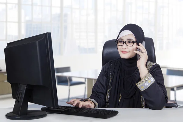 Arabische werkneemster werkt in office — Stockfoto