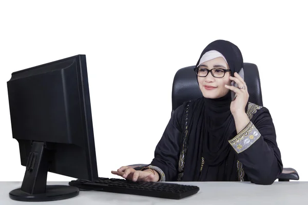 Araberin arbeitet mit einem Computer — Stockfoto