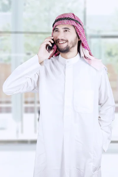 아랍어 작업자 사무실에서 핸드폰에 말하기 — 스톡 사진