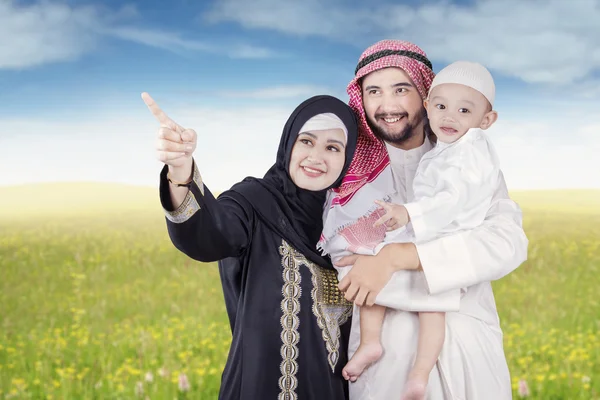 Arabic parents and their son look at something — Stock Photo, Image