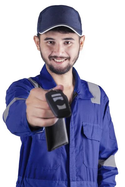 Mecânico árabe dando uma chave de carro — Fotografia de Stock