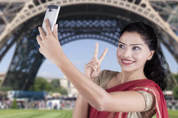 Indian woman takes selfie at Eiffel Tower — Stock Photo, Image