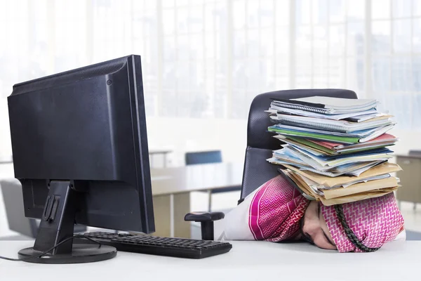 Arabische zakenman met administratie op zijn hoofd — Stockfoto