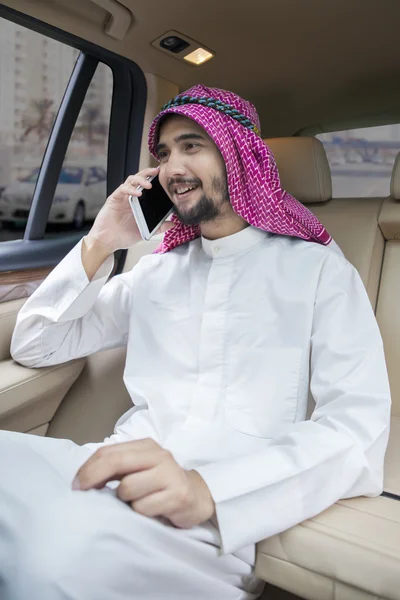 Arabiska man talar i telefon i bilen — Stockfoto